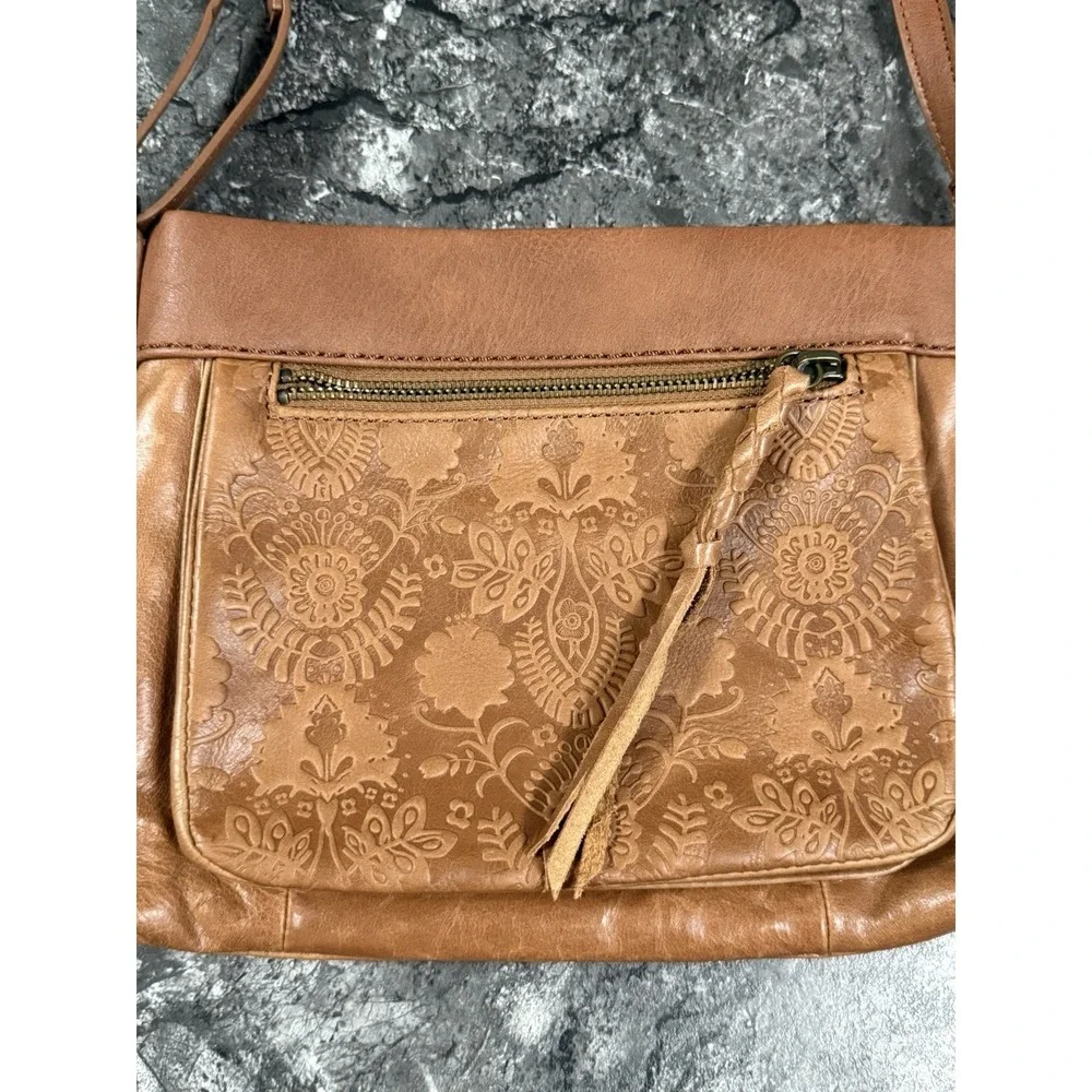 The Sak Sanibel Top Zip Leather Embossed Tooled Crossbody Purse Bag Handbag Tan